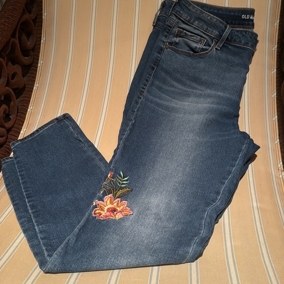 OLD NAVY ROCKSTAR MID RISE SKINNY JEANS MEDIUM WASH FLORAL EMBROIDERY SIZE 8 - Picture 9 of 14